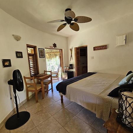 Kudehya Guesthouse Treasure Beach Exterior photo