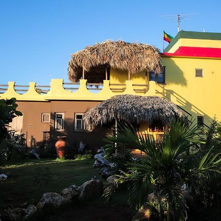 Kudehya Guesthouse Treasure Beach Exterior photo