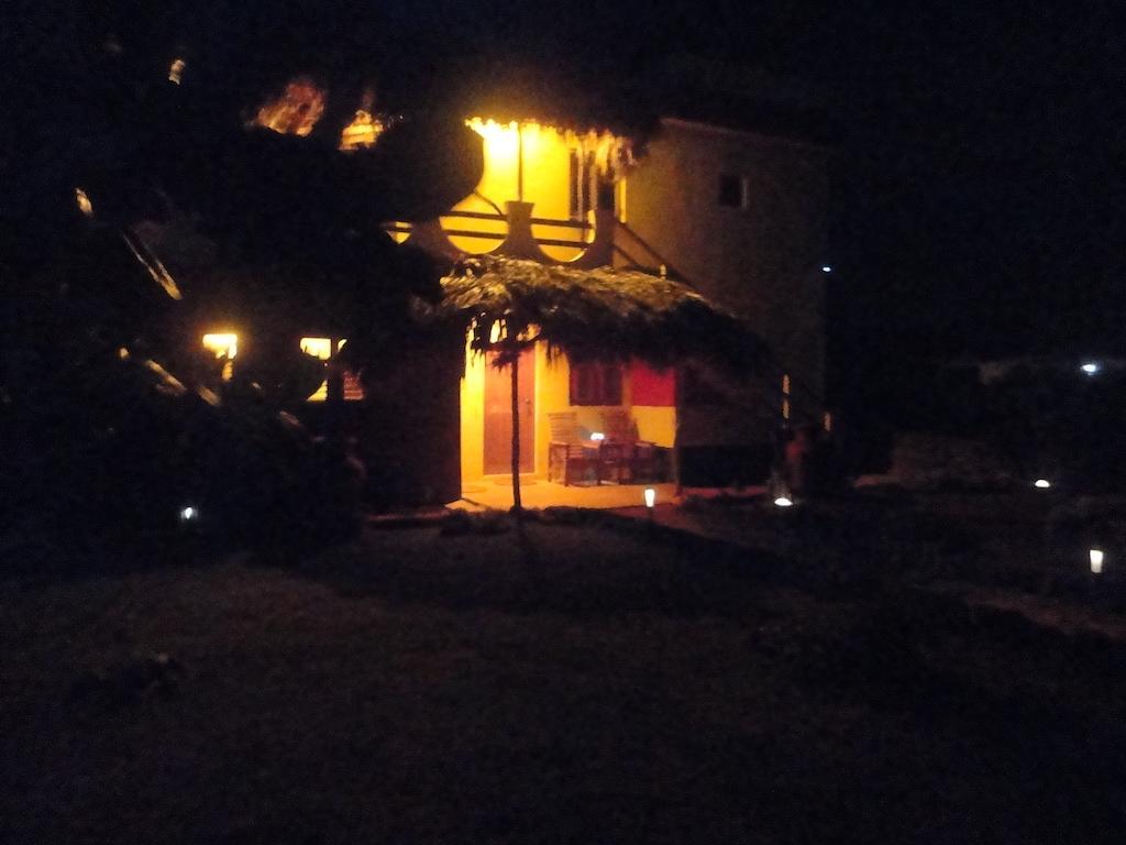 Kudehya Guesthouse Treasure Beach Exterior photo