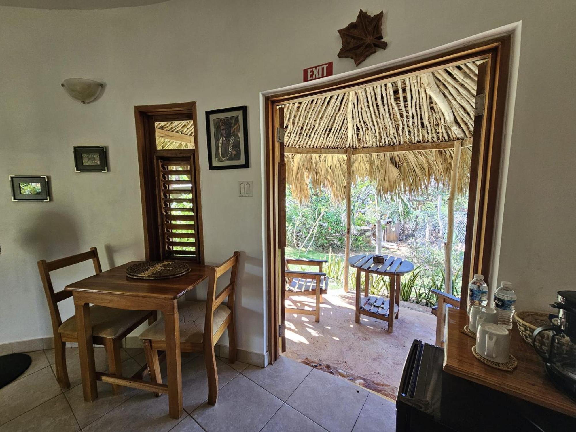 Kudehya Guesthouse Treasure Beach Exterior photo