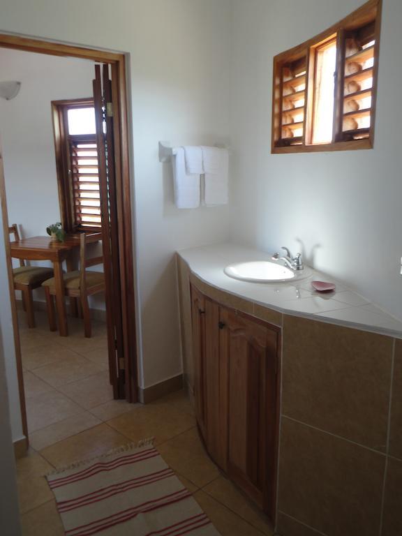 Kudehya Guesthouse Treasure Beach Room photo