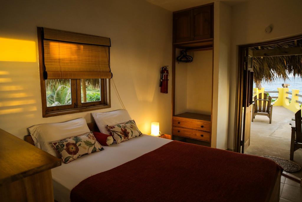 Kudehya Guesthouse Treasure Beach Exterior photo