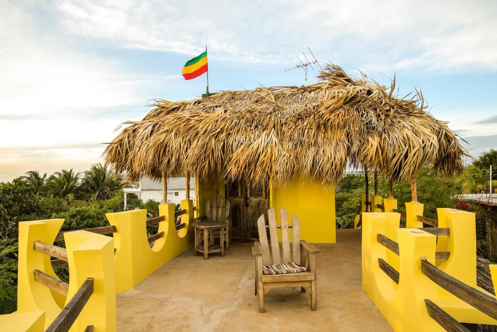 Kudehya Guesthouse Treasure Beach Exterior photo