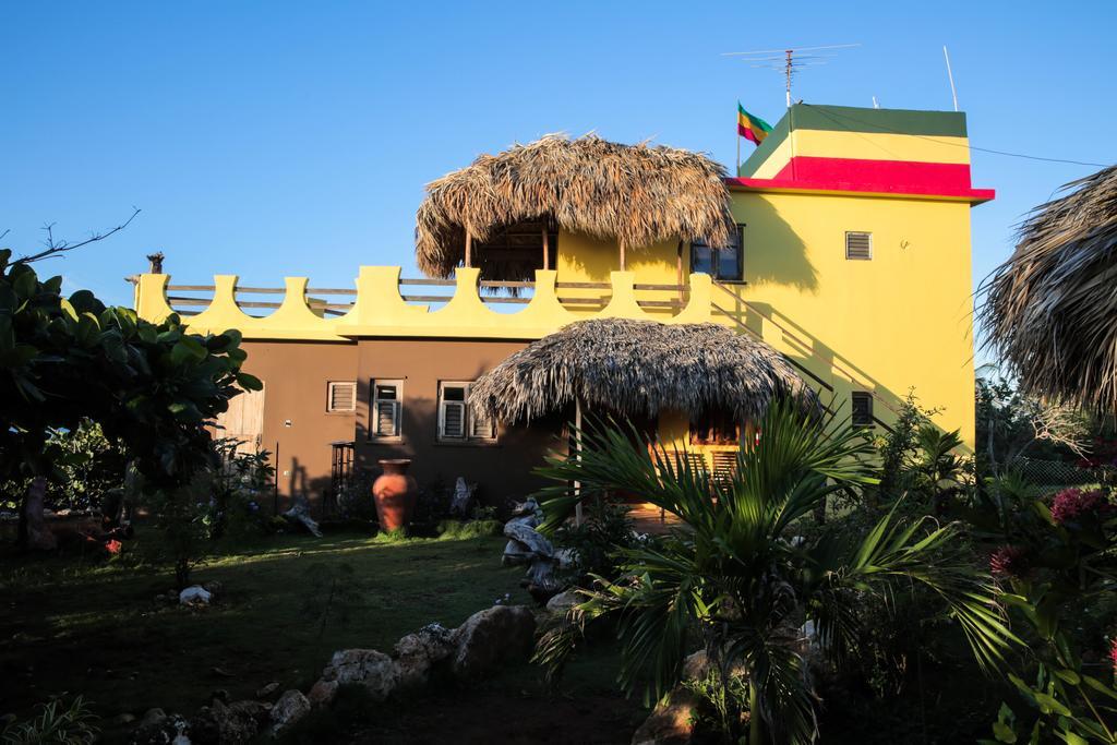 Kudehya Guesthouse Treasure Beach Exterior photo
