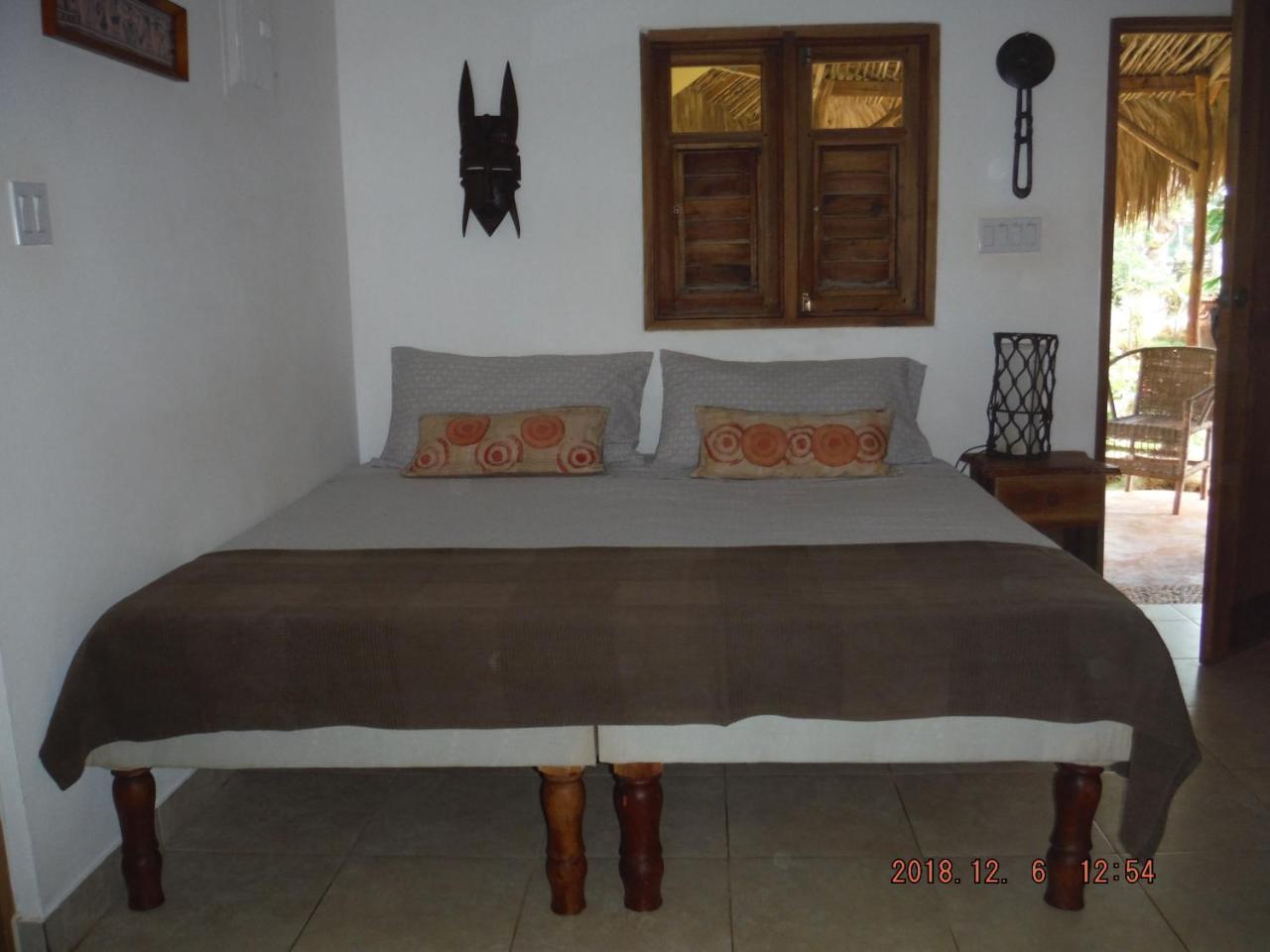 Kudehya Guesthouse Treasure Beach Exterior photo